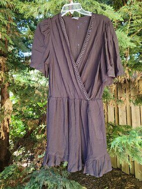 GUC Lily Rose sz Large Black crinkle romper
